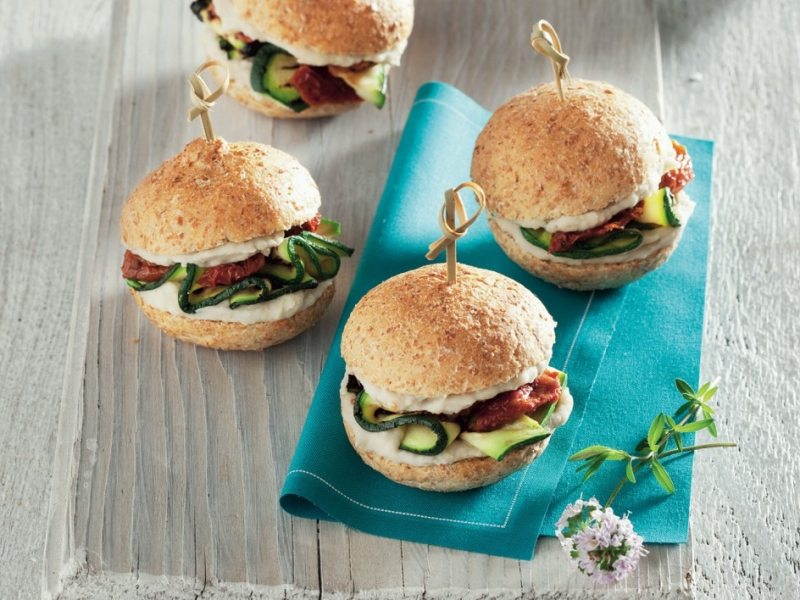 Panino alle zucchine e pomodorini secchi con crema di&nbsp;fagioli