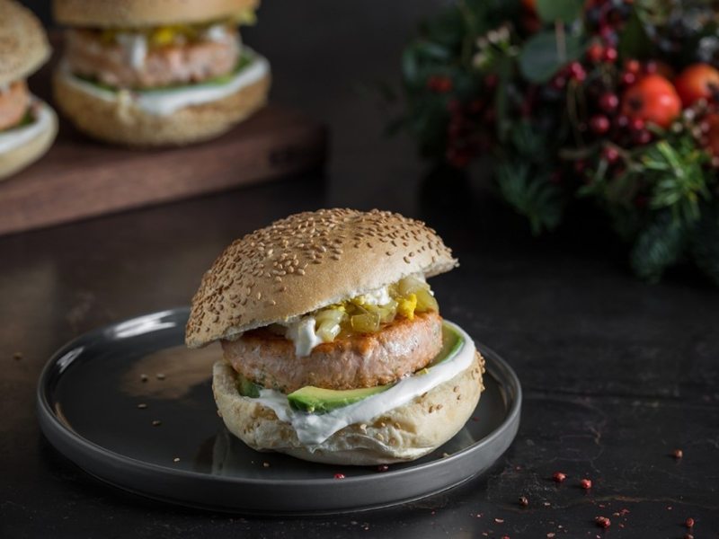 Fishburger di salmone al lime e pepe&nbsp;rosa