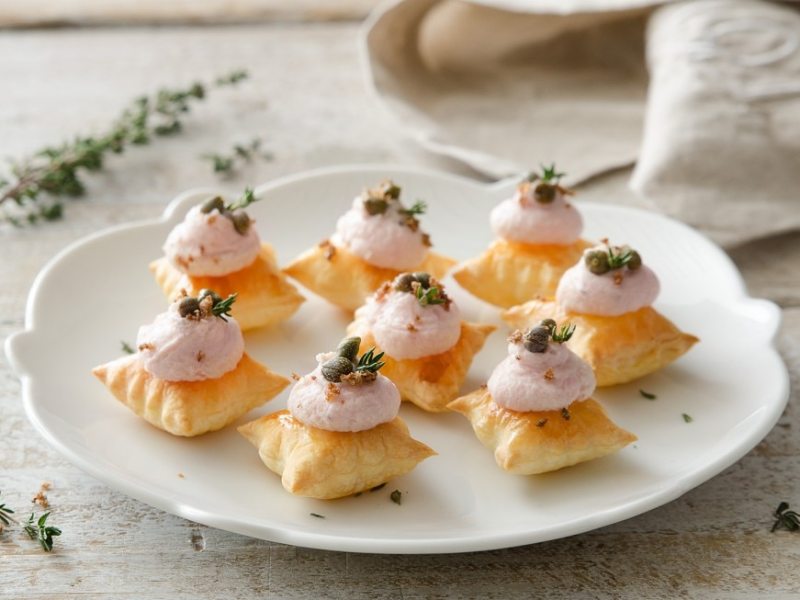 Stuzzichini di pasta sfoglia con mousse di&nbsp;prosciutto
