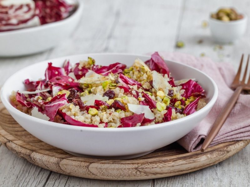 Insalata di radicchio di Chioggia con quinoa, mirtilli rossi e&nbsp;pistacchi