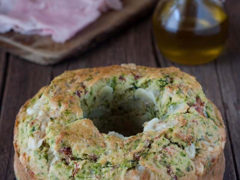 Ciambella salata con spinaci prosciutto e&nbsp;formaggio