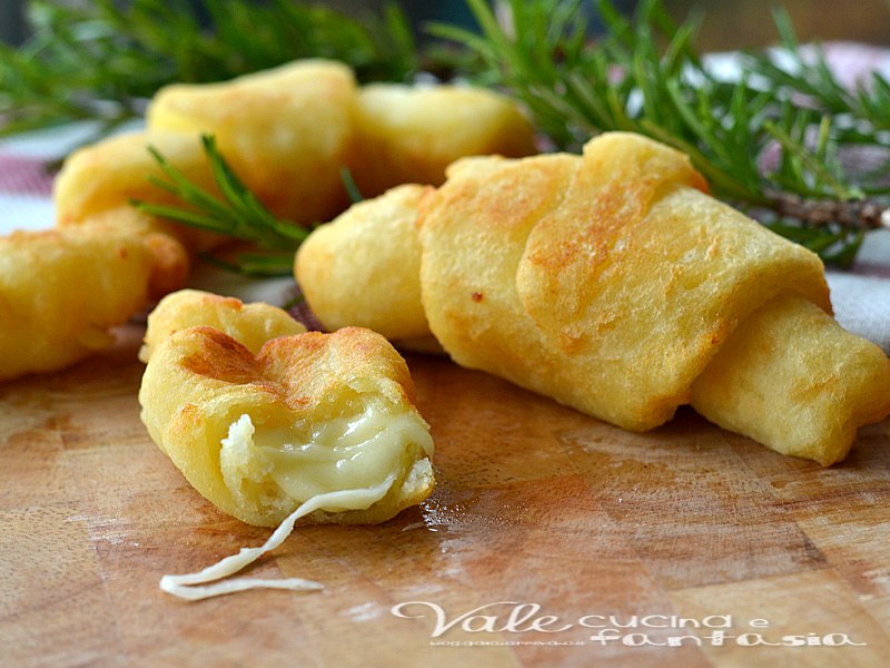Cornetti di patate ripieni al formaggio ricetta&nbsp;golosa