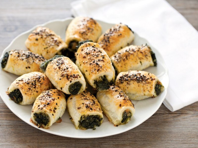 Rustici con pasta sfoglia, spinaci e&nbsp;mozzarella