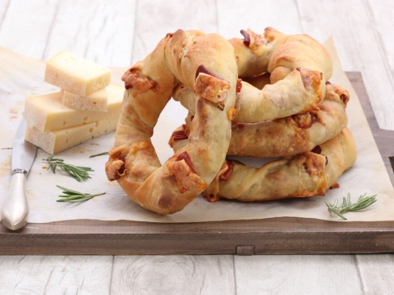 Ciambelle al formaggio con speck e&nbsp;rosmarino