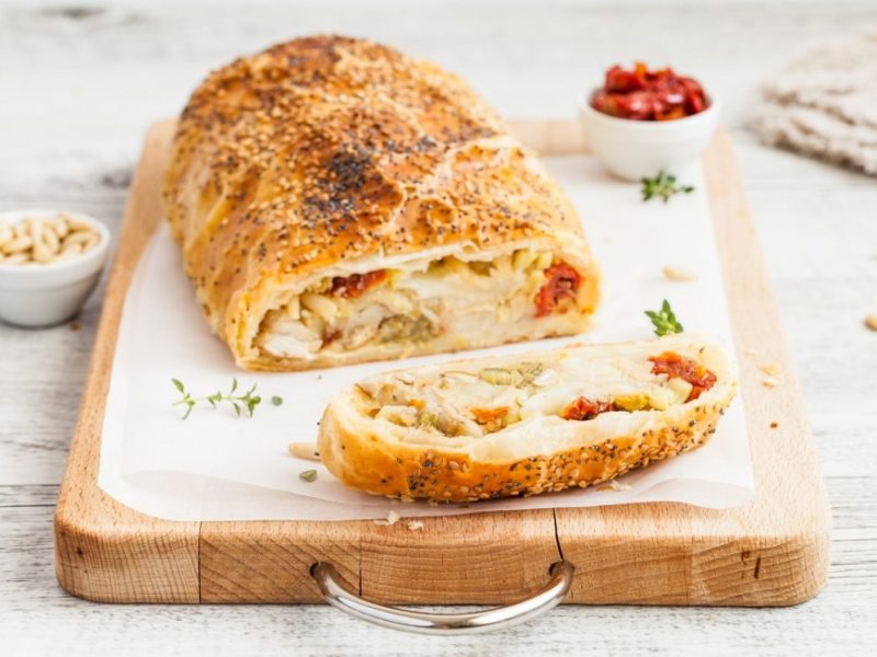 Strudel salato con mozzarella, funghi porcini e pomodori&nbsp;secchi