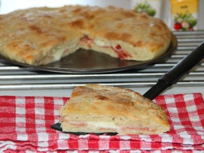 Focaccia ripiena con prosciutto crudo e&nbsp;mozzarella