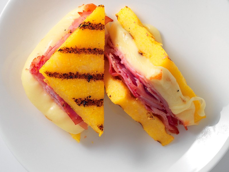 Toast di polenta con provola e&nbsp;prosciutto