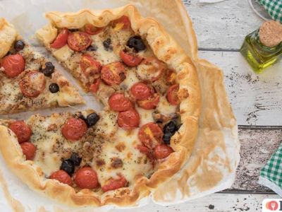 Torta salata con pomodorini, tonno e&nbsp;olive