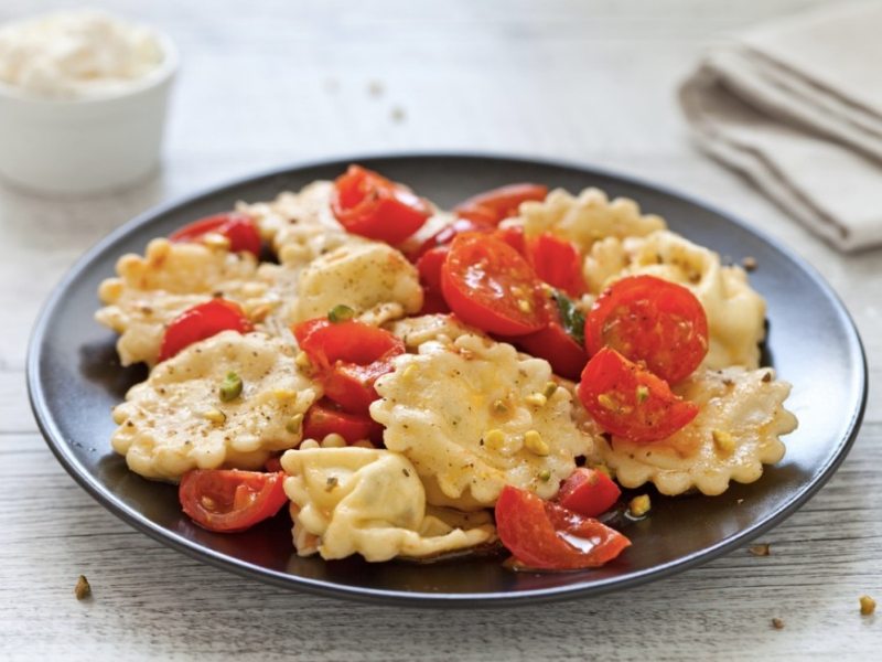 Ravioli ripieni di ricotta e pistacchi con&nbsp;pomodorini