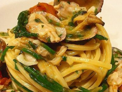 Spaghetti aglio e peperoncino risottati alle arselle, pomodorini e asparagi di&nbsp;mare