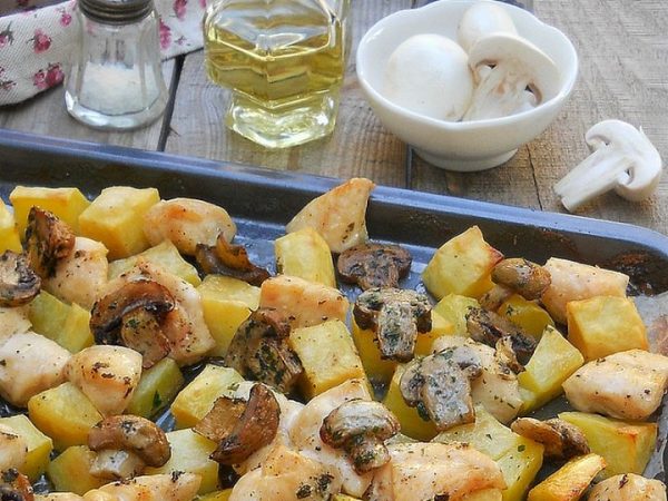 Bocconcini di pollo al forno con funghi e&nbsp;patate